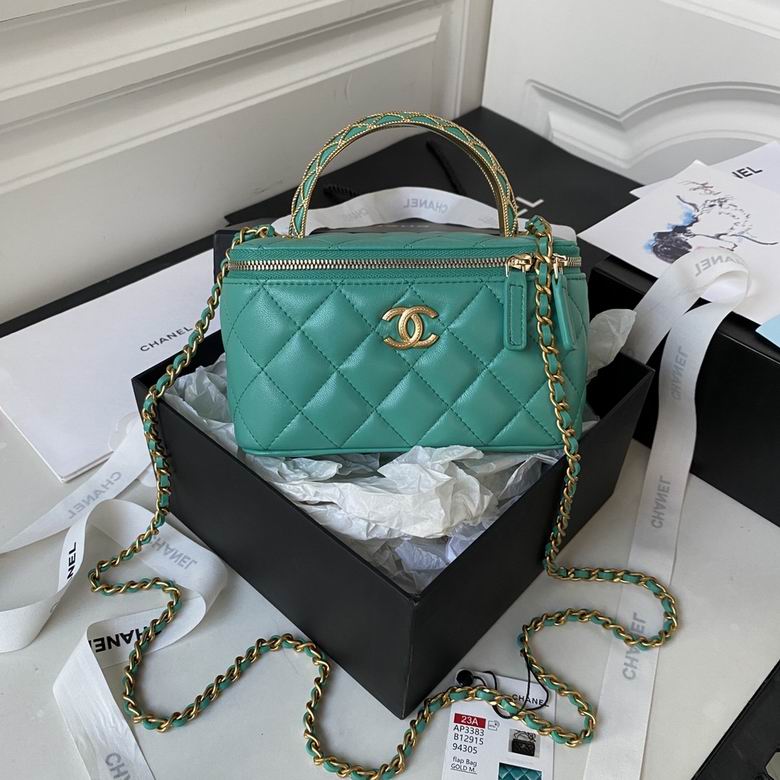 Chanel Vanity Case with Chain and Top Handle in Green Quilted Leather