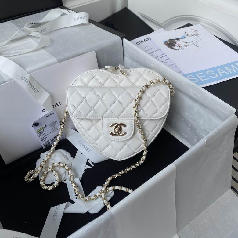 Chanel Heart Bag · 16.5×18×6.5 cm