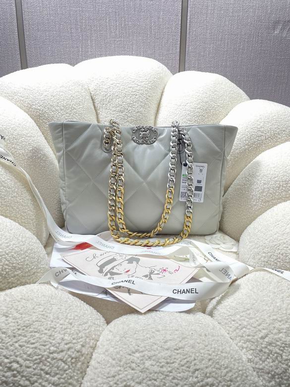 Chanel 19 · 24×41×10 cm