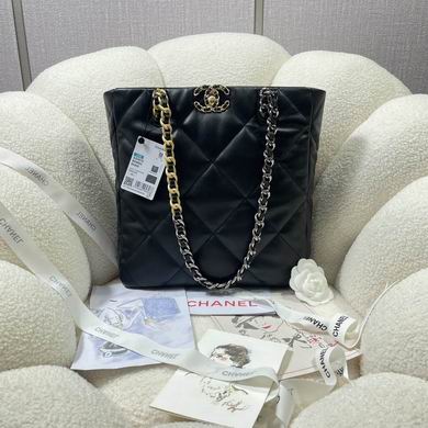 Chanel 19 · 30×37×10 cm