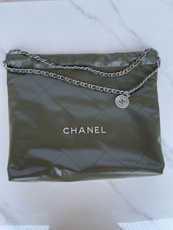 Chanel 22 · 39×42×8 cm