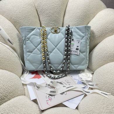 Chanel 19 · 24×41×10 cm