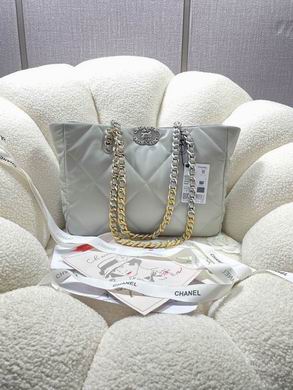 Chanel 19 · 24×41×10 cm