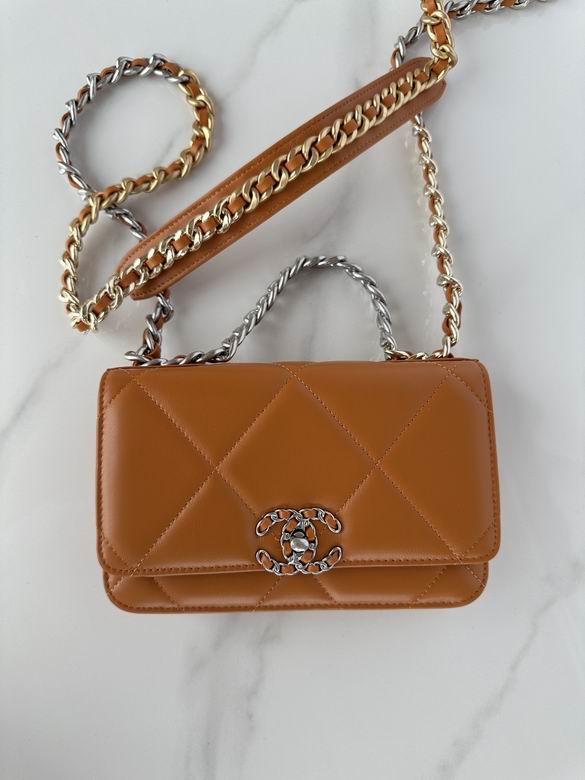 Chanel 19 · 19×11.5×7 cm
