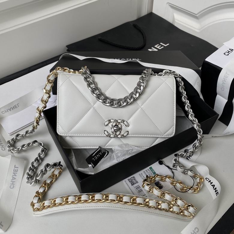 Chanel 19 Wallet on Chain Crossbody Bag in White Quilted Leather