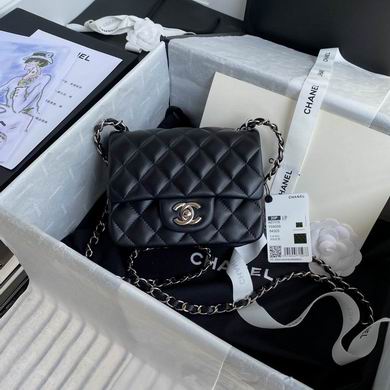 Chanel Classic Flap · 17 cm