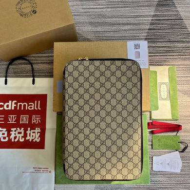 Gucci Zip-Around GG Supreme Canvas Case in Beige and Ebony, 33.5 cm