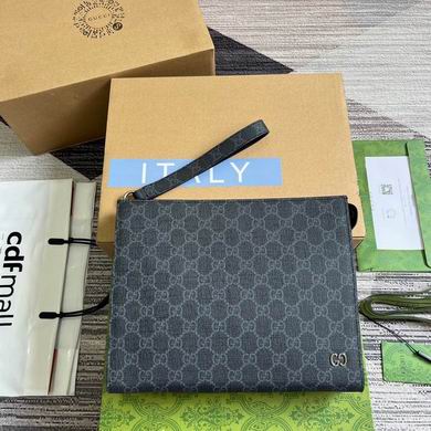 Gucci GG Supreme Canvas Zip Pouch Clutch · 18×26×6 cm