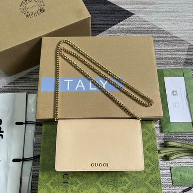 Gucci Chain Wallet Crossbody Bag in Cream Grained Leather with Gold Chain