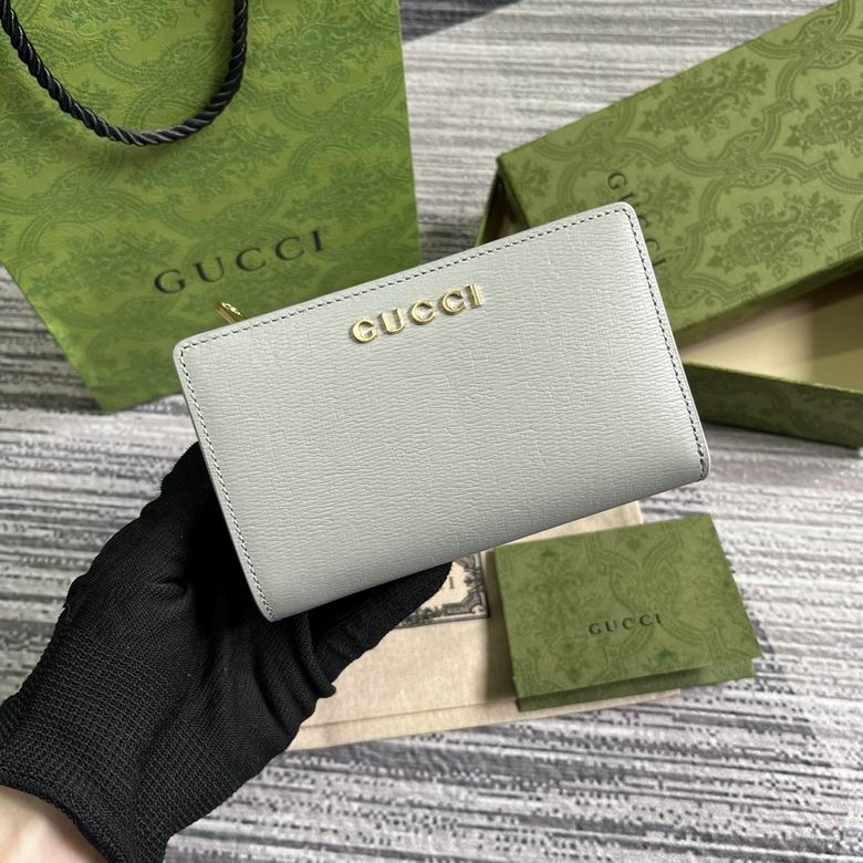 Gucci Script Bi-Fold Zip Wallet in Light Gray Textured Leather