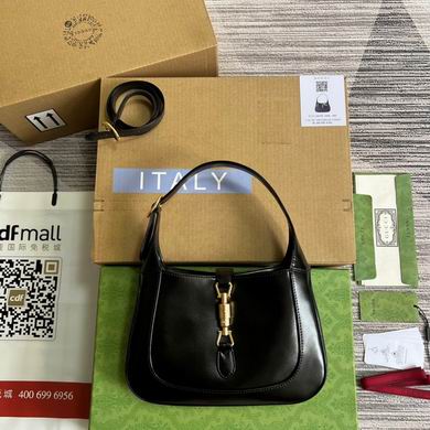 Gucci Jackie 1961 Small Shoulder Bag in Black Leather with Gold Piston Lock