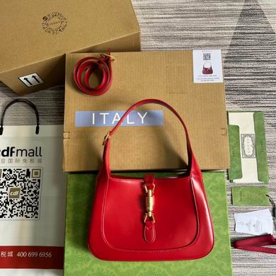 Gucci Jackie 1961 Small Shoulder Bag in Red Leather with Piston Closure