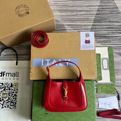 Gucci Jackie 1961 Mini Shoulder Bag in Red Leather with Piston Closure