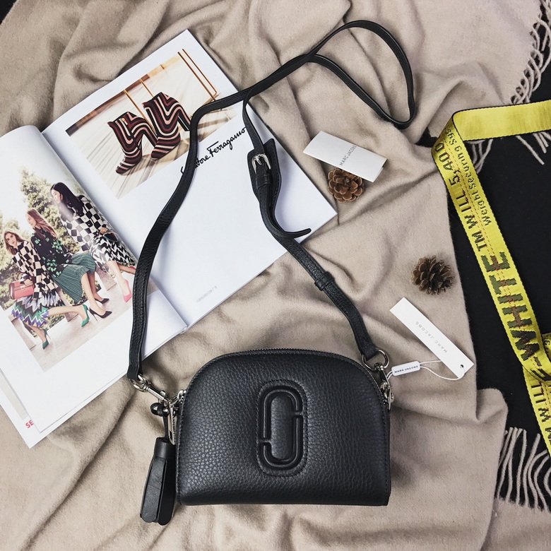 Marc Jacobs Shutter · 20×15×6 cm