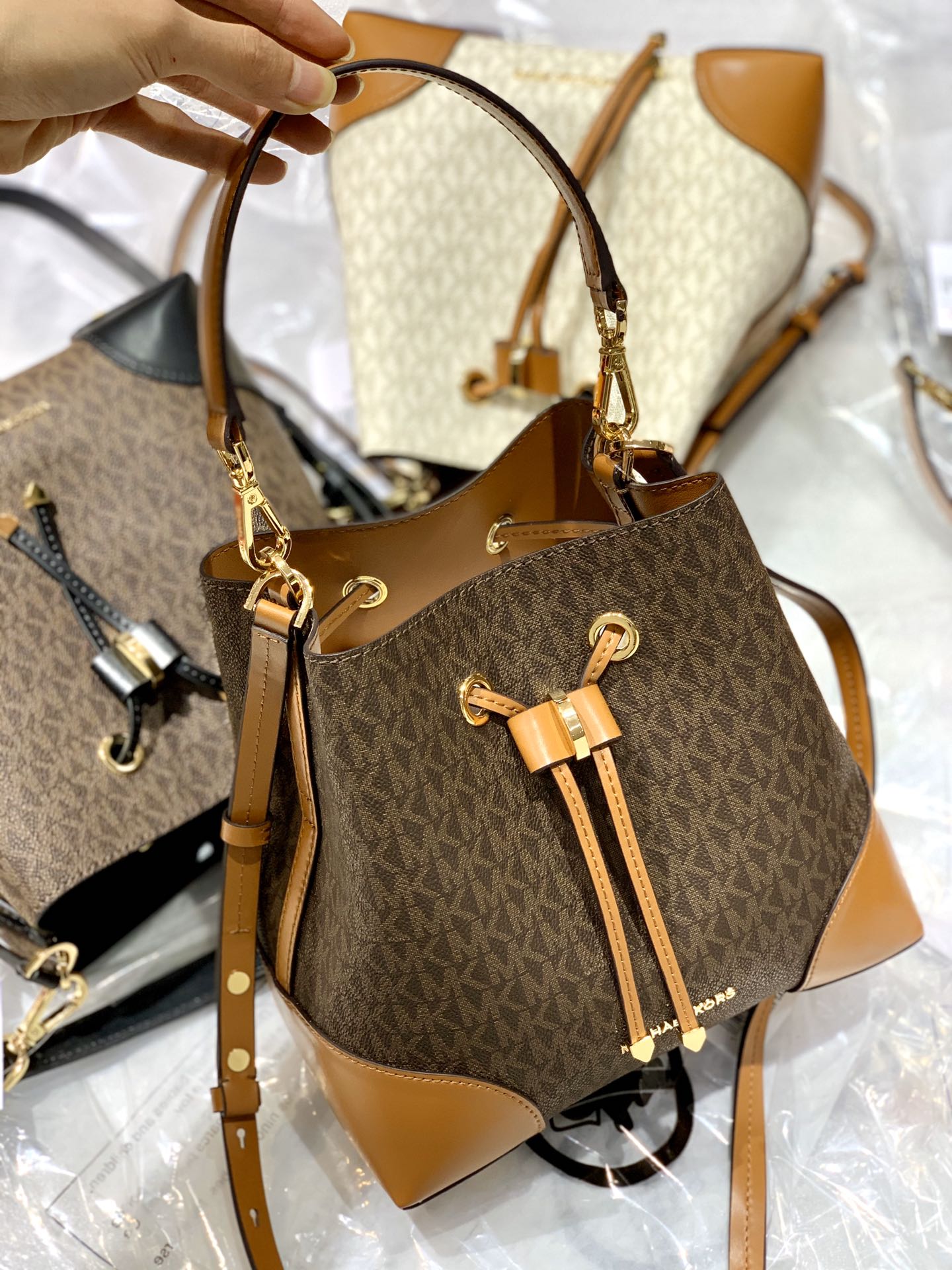 Michael Kors Mercer Gallery · 23×14×22 cm