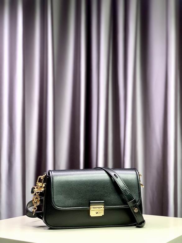 Michael Kors Bradshaw Shoulder Bag in Black Leather with Gold Push-Lock