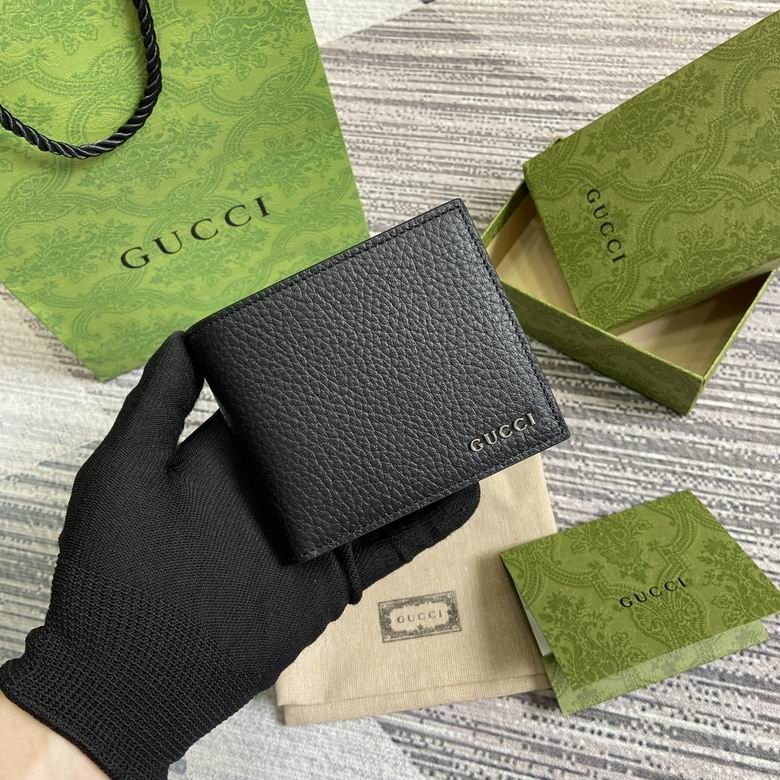 Gucci Bi-Fold Wallet with Gucci Logo Lettering in Black Grained Leather