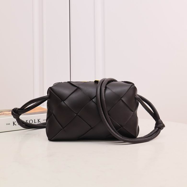 Bottega Veneta Cassette · 22×14.5×7.5 cm