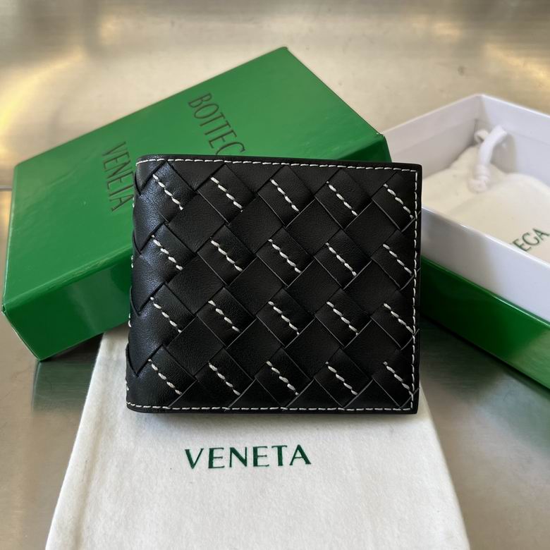 Bottega Veneta Intrecciato Bi-Fold Wallet in Black Leather with Contrast Stitching