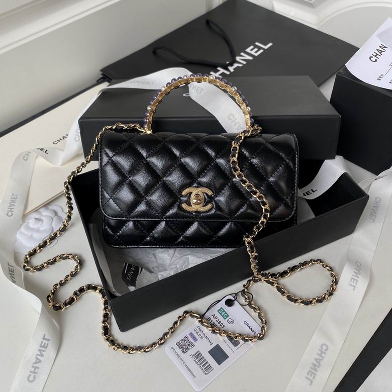 Chanel Clutch with Chain · 19 cm