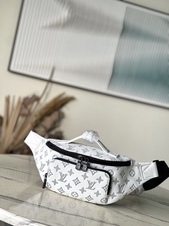 Louis Vuitton Discovery Bumbag Belt Bag in White Monogram Shadow Leather