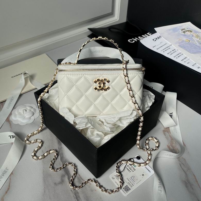 Chanel Vanity Case with Chain · 17 cm