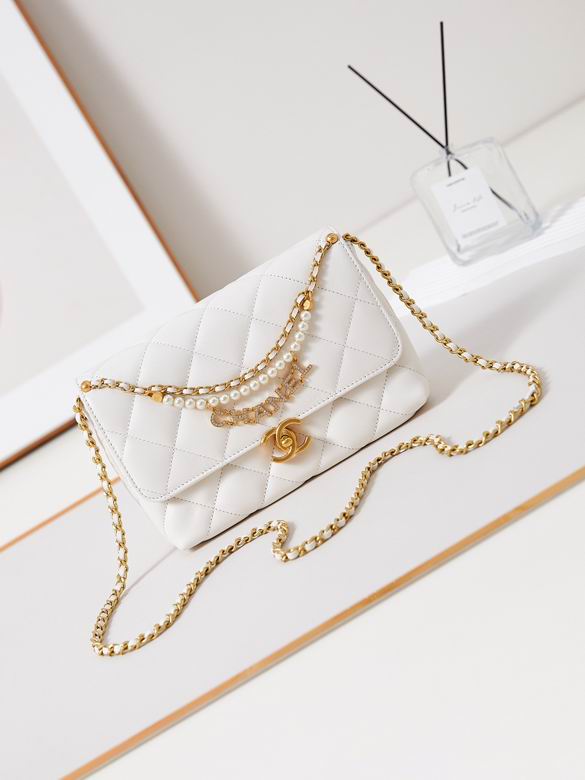 Chanel Flap Bag with Pearl Chain · 15×23×8.5 cm