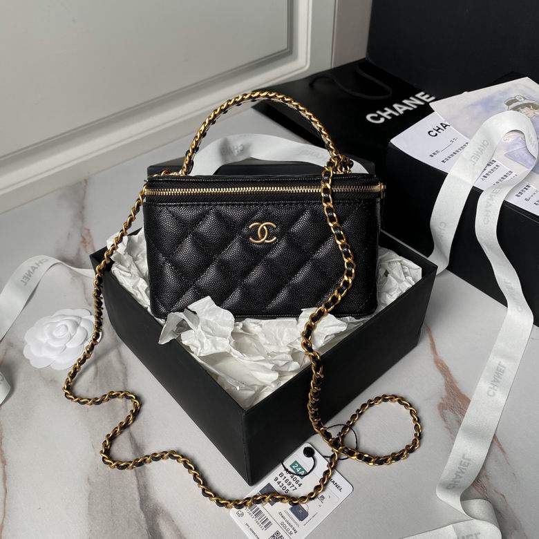 Chanel Vanity Case with Chain · 17 cm