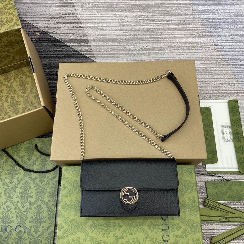Gucci Interlocking G Chain Wallet Crossbody Bag in Black Grained Leather
