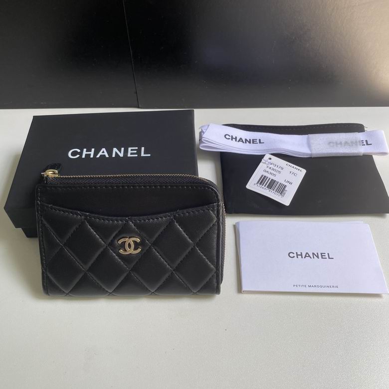 Chanel Classic Zipped Card Holder in Black Quilted Lambskin with Gold CC Logo