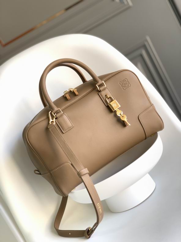 Loewe Amazona · 28×18×11 cm