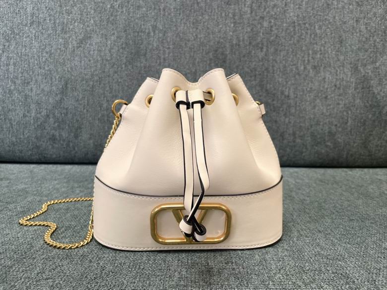 Valentino VLogo Signature Bucket Bag · 20×17×8 cm