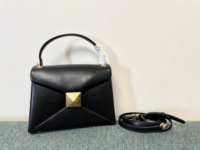 Valentino One Stud · 24×18×10 cm