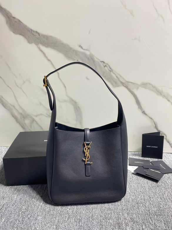 Saint Laurent Le 5 à 7 · 22×22×10 cm