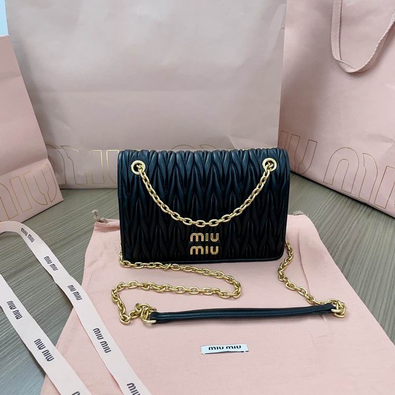 Miu Miu Matelassé Shoulder Bag · 19×13×5 cm