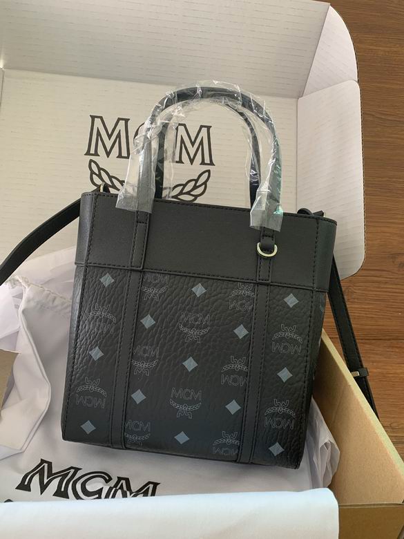 MCM Aren Tote · 21×19×9.5 cm