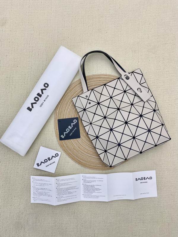 Issey Miyake Bao Bao · 28.5×23×5.7 cm
