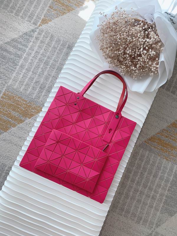 Issey Miyake Bao Bao · 24×16 cm