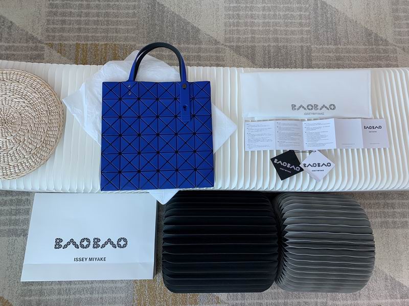 Issey Miyake Bao Bao Lucent · 34×34 cm