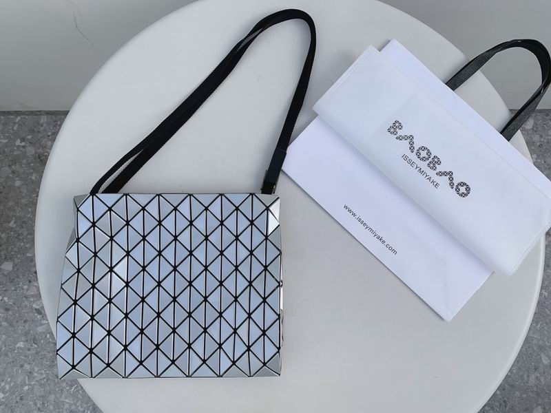 Issey Miyake Bao Bao Lucent · 28×24×2.5 cm