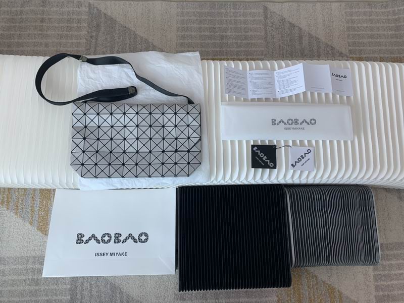 Issey Miyake Bao Bao Prism · 39×23.5×8 cm