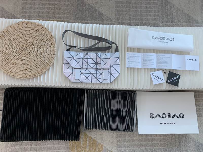 Issey Miyake Bao Bao Lucent Pixel · 34×21×11.5 cm