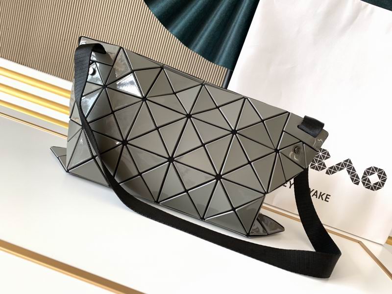 Issey Miyake Bao Bao · 34×22 cm