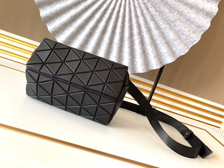Issey Miyake Bao Bao · 14×20×11.5 cm