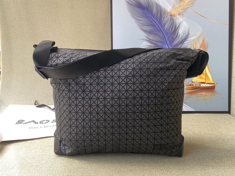Issey Miyake Bao Bao · 33×42×11 cm