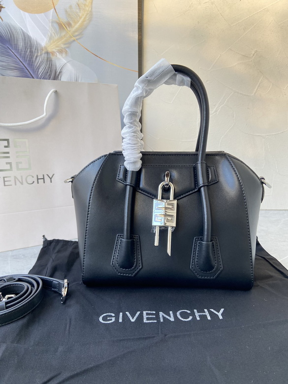 Givenchy Antigona Lock · 23×27×13 cm