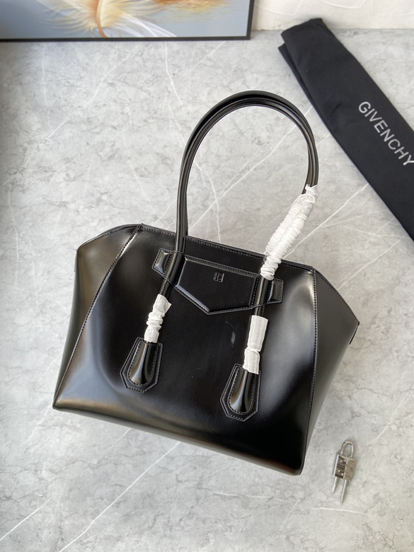 Givenchy Antigona Top-Handle Tote Bag in Black Smooth Leather