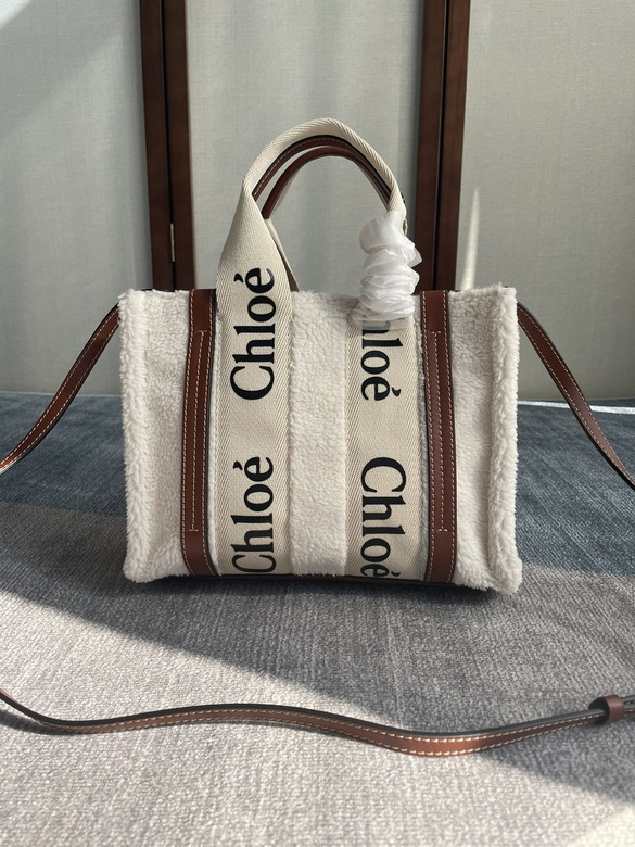 Chloé Woody Small Tote Bag in Cream Shearling with Logo Ribbon and Brown Leather
